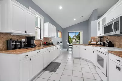 10393 Lexington Circle S, Boynton Beach, FL 33436 - Photo 23