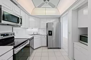 2425 Presidential Way, West Palm Beach, FL 33401 - Photo 3