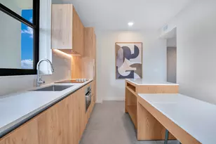 11 NE 6th St, Miami, FL 33132 - Photo 9