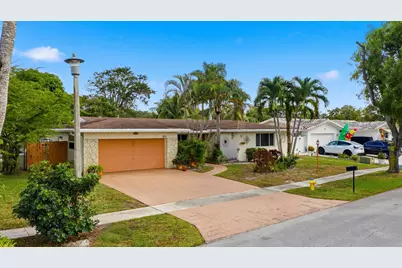 1811 NW 119th Avenue, Pembroke Pines, FL 33026 - Photo 3