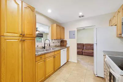 713 NE 35th Street, Oakland Park, FL 33334 - Photo 13