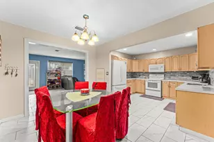 305 Henthorne Dr, Palm Springs, FL 33461 - Photo 9