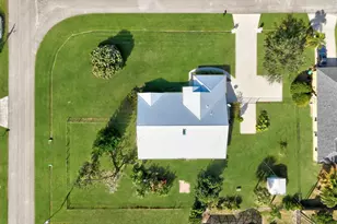 184 SW Uneeda Pl, Port Saint Lucie, FL 34953 - Photo 1