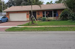 940 SW 69th Ave, Plantation, FL 33317 - Photo 3