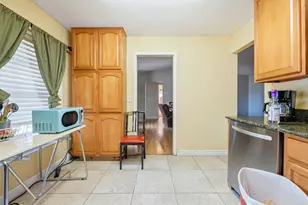 7605 N Sanibel Cir, Tampa, FL 33637 - Photo 11