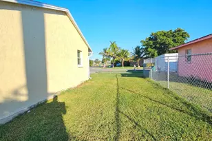 323 Seminole Ct, Pahokee, FL 33476 - Photo 13