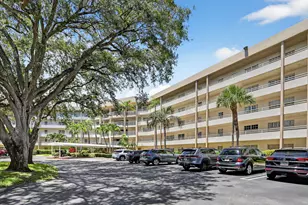 3960 Oaks Clubhouse Dr, Pompano Beach, FL 33069 - Photo 3