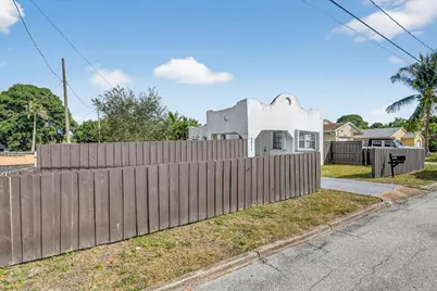 1011 W Lakewood Road, West Palm Beach, FL 33405 - Photo 29