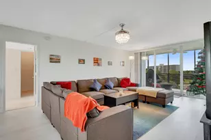 3800 Oaks Clubhouse Dr, Pompano Beach, FL 33069 - Photo 3