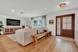 824 N Bel Air Dr, Plantation, FL 33317 - Photo 5