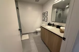 121 NE 5th St, Miami, FL 33132 - Photo 17