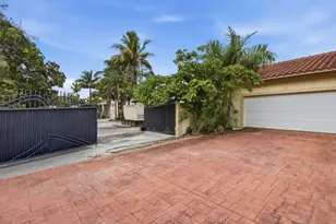 7445 N Augusta Dr, Hialeah, FL 33015 - Photo 7