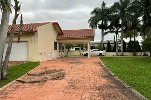 7445 N Augusta Dr, Hialeah, FL 33015 - Photo 5