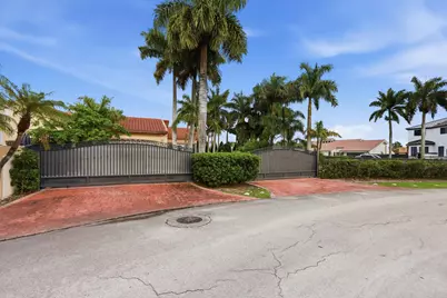 7445 N Augusta Drive, Hialeah, FL 33015 - Photo 5