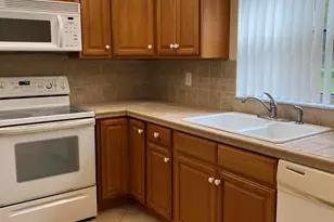 533 S Lakes End Dr, Fort Pierce, FL 34982 - Photo 11