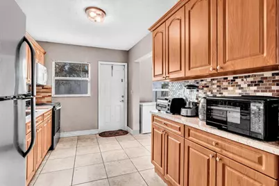 490 NE 51st Street, Oakland Park, FL 33334 - Photo 15