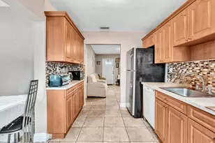 490 NE 51st St, Oakland Park, FL 33334 - Photo 13