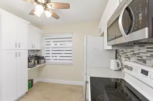 911 Gardenia Dr E, Delray Beach, FL 33483 - Photo 11