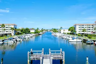 911 Gardenia Dr E, Delray Beach, FL 33483 - Photo 29