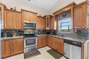 11827 SW 7th St, Pembroke Pines, FL 33025 - Photo 9