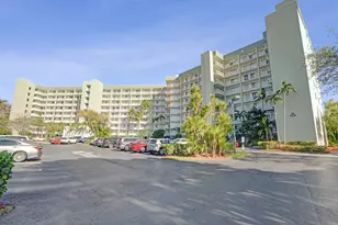 2334 S Cypress Bend Dr, Pompano Beach, FL 33069 - Photo 1