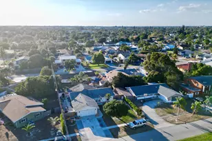 1107 Woodcrest Rd W, West Palm Beach, FL 33417 - Photo 9