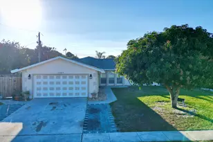 1107 Woodcrest Rd W, West Palm Beach, FL 33417 - Photo 3