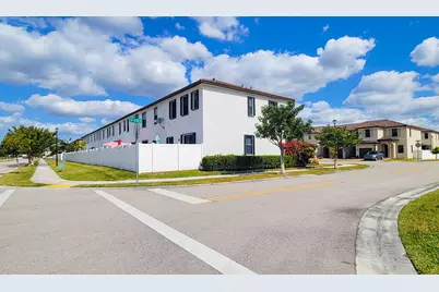 10902 W 33rd Way, Hialeah, FL 33018 - Photo 7