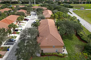 395 River Bluff Ln, West Palm Beach, FL 33411 - Photo 27