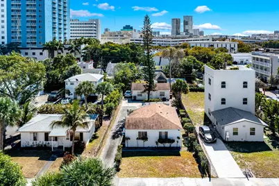 318 N Lakeside Court, West Palm Beach, FL 33407 - Photo 1