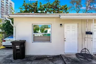 318 N Lakeside Ct, West Palm Beach, FL 33407 - Photo 17