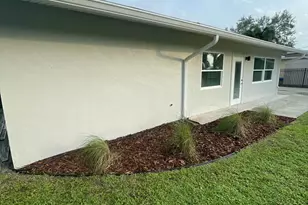 808 SE Degan Dr, Port Saint Lucie, FL 34983 - Photo 9