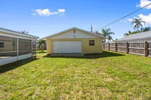 924 SE Dolphin Dr, Stuart, FL 34996 - Photo 35