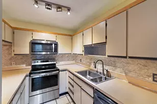 402 SE Castle Ct, Port Saint Lucie, FL 34952 - Photo 17