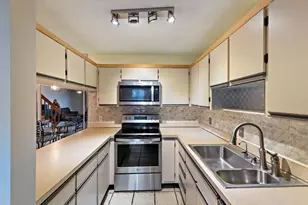 402 SE Castle Ct, Port Saint Lucie, FL 34952 - Photo 13