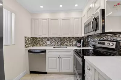 205 Flanders E, Delray Beach, FL 33484 - Photo 5