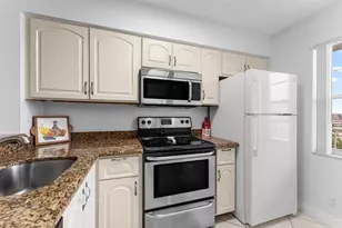 2222 N Cypress Bend Dr, Pompano Beach, FL 33069 - Photo 31