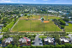 226 Alemeda Dr, Palm Springs, FL 33461 - Photo 23