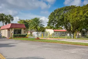 477 Lake Dora Dr, West Palm Beach, FL 33411 - Photo 3