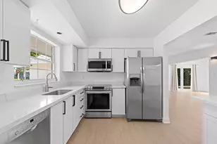 498 NE 30th St, Boca Raton, FL 33431 - Photo 9