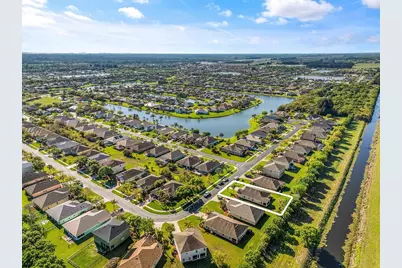 535 Valencia Circle SW, Vero Beach, FL 32968 - Photo 1