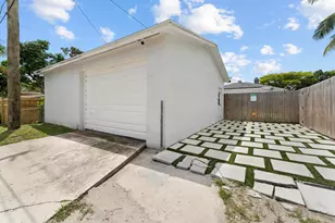 727 Hampton Rd, West Palm Beach, FL 33405 - Photo 1