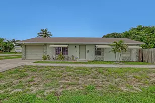 302 SW 8th St, Boynton Beach, FL 33426 - Photo 1