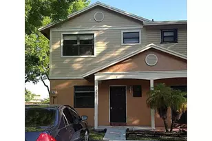 10527 NW 8th St, Pembroke Pines, FL 33026 - Photo 1