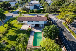 233 NE 11th St, Boca Raton, FL 33432 - Photo 1