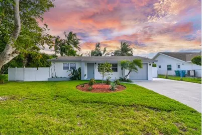 702 NE 10th Avenue, Boynton Beach, FL 33435 - Photo 1