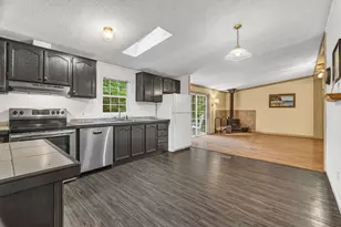 135 Ridgewood Dr, Warren, ME 04864 - Photo 1