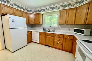 18 Elm St, Dexter, ME 04930 - Photo 9