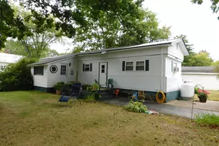 33 Chestnut St, Skowhegan, ME 04976 - Photo 1