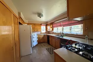 32 Taylor St, Lincoln, ME 04457 - Photo 11